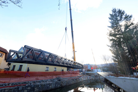 POSTAVITEV BRVI ČEZ CERKNIŠČICO 05 FOTO LJUBO VUKELIČ